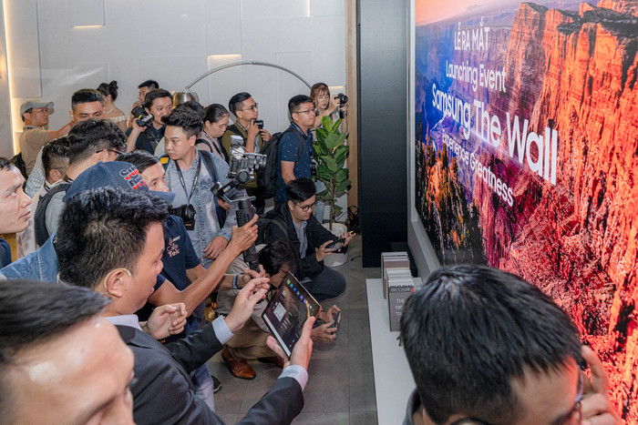 TV The Wall có độ dày khoảng 3mm cùng kích thước đa dạng tuỳ thuộc vào nhu cầu sử dụng của người dùng. Nó có thể được điều khiển từ xa hoặc thông qua các ứng dụng di động.