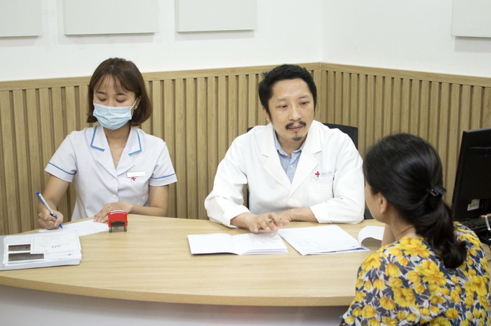 Thạc sĩ, bác sĩ Mai Văn Sâm - Chủ tịch CLB người bệnh ung thư tuyến giáp đang tư vấn cho bệnh nhân.