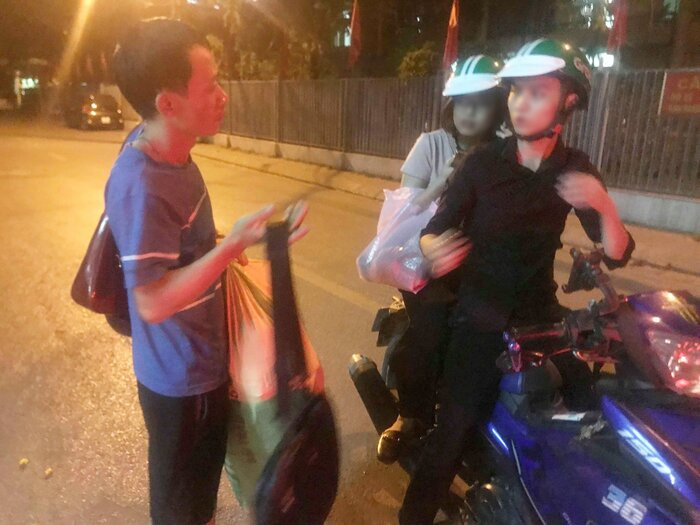 Anh Tấn (áo xanh) đá đúng chiếc dép của em trai lúc đi tìm kiếm.