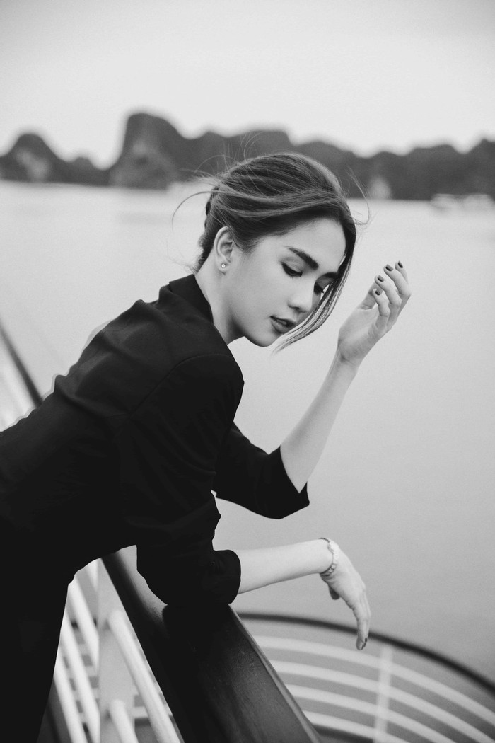 Chỉ một bộ vest đơn giản đã giúp cô nàng có ngay tấm ảnh đen- trắng vô cùng 'nghệ'. 