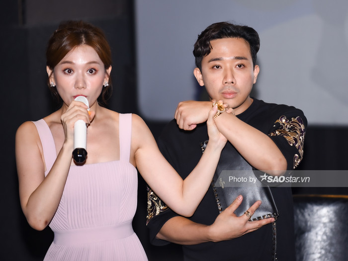 Họp báo 'Xin chào Papa': Vợ chồng Hari Won - Trấn Thành 'cà khịa' nhau siêu đáng yêu, thắc mắc lý do Tuấn Trần không có bạn gái Ảnh 19
