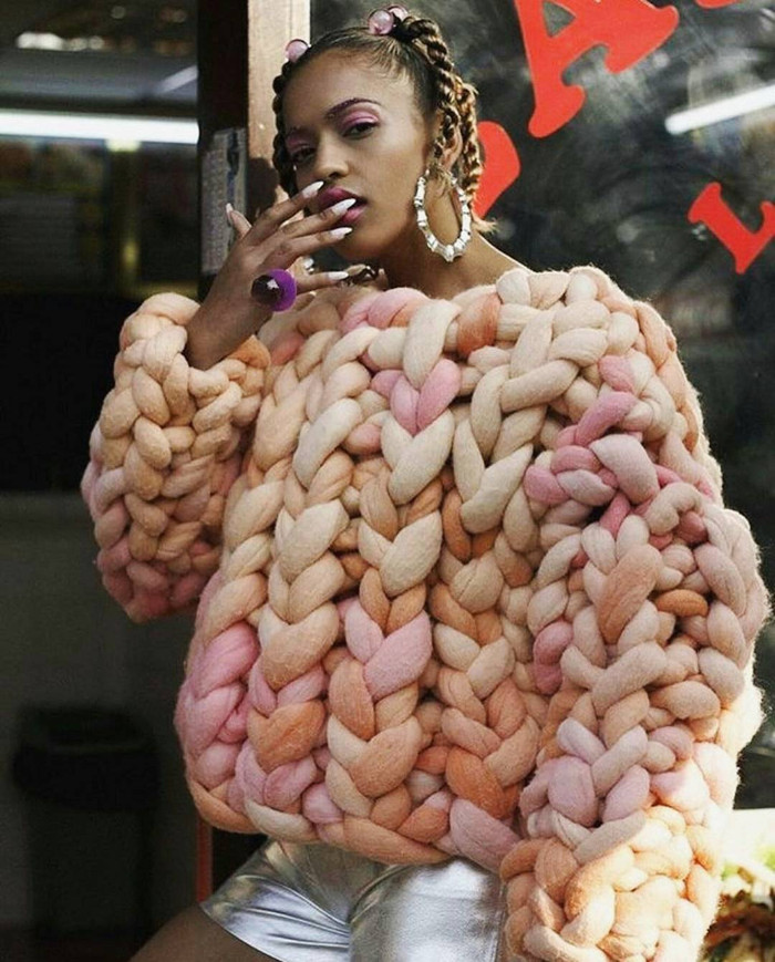 Bạn phải tập thể thao thường xuyên mới đủ sức để mặc chiếc áo len này. 