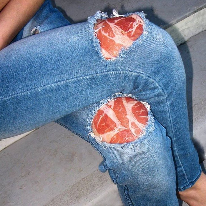 Chiếc quần jean có phần đầu gối được đắp thịt (giả) thích hợp đi chơi Halloween hơn diện ngày thường. 