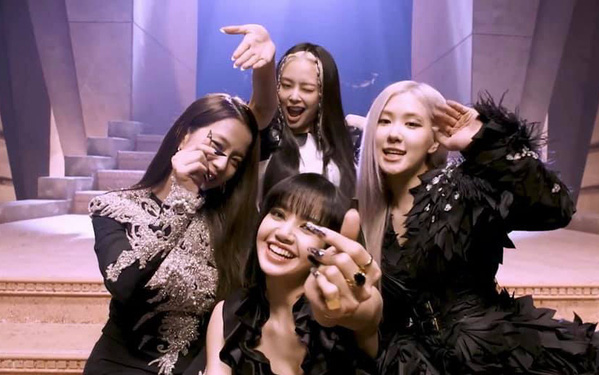 Cận cảnh loạt tai nghe sang chảnh của các cô nàng BlackPink Ảnh 2
