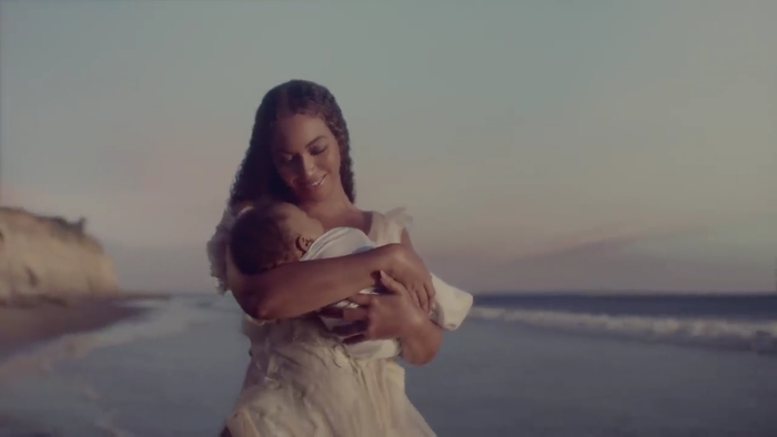 Một vài cảnh quay gợi ta nhớ về phim nhạc Lemonade trước đó.