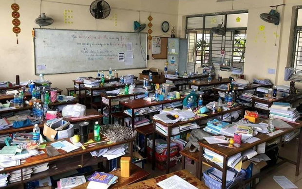 Sách vở bày bừa ngổn ngang khắp lớp học, đến khi biết lí do ai cũng đồng cảm với các cô cậu học sinh Ảnh 2
