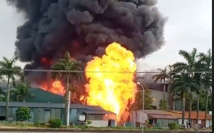 Cháy cực lớn kèm nhiều tiếng nổ ở kho hoá chất, nhiều người sợ hãi tháo chạy ra ngoài Ảnh 2