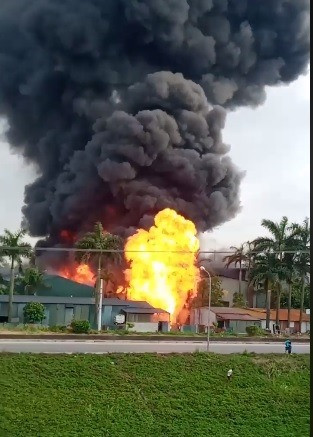 Cột khói đen bốc cao hàng chục mét kèm lửa lớn bùng lên dữ dội.
