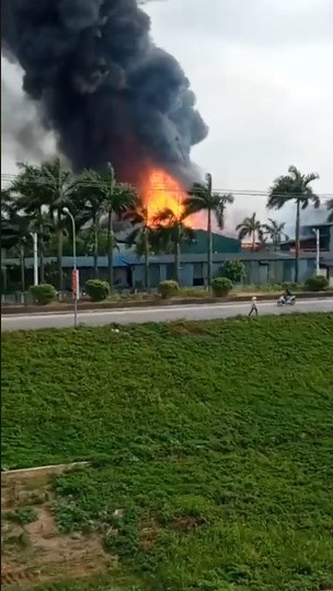 Do bên trong chứa nhiều đồ dễ cháy nên ngọn lửa nhanh chóng bùng lên và lan ra xung quanh.