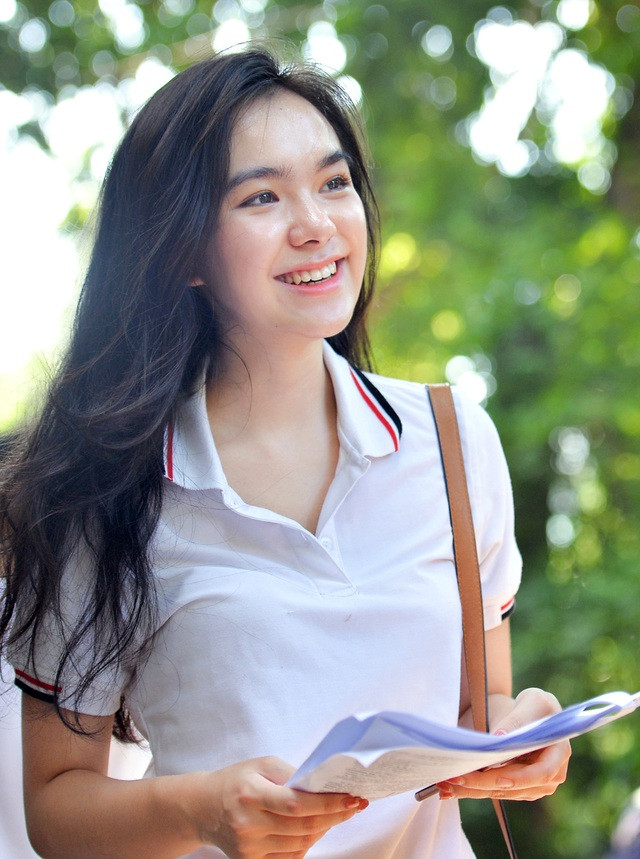 Khoảnh khắc Thiên Trang tươi cười sau khi hoàn thành môn thi Tiếng Anh trong kỳ thi THPT Quốc gia 2019 khiến nhiều người xốn xang