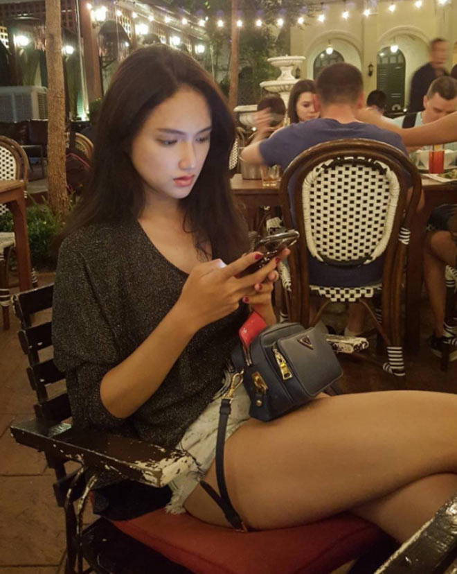 Cách phối trang phục này cũng rất đơn giản, chỉ cần áo phông, sơ-mi phom rộng.