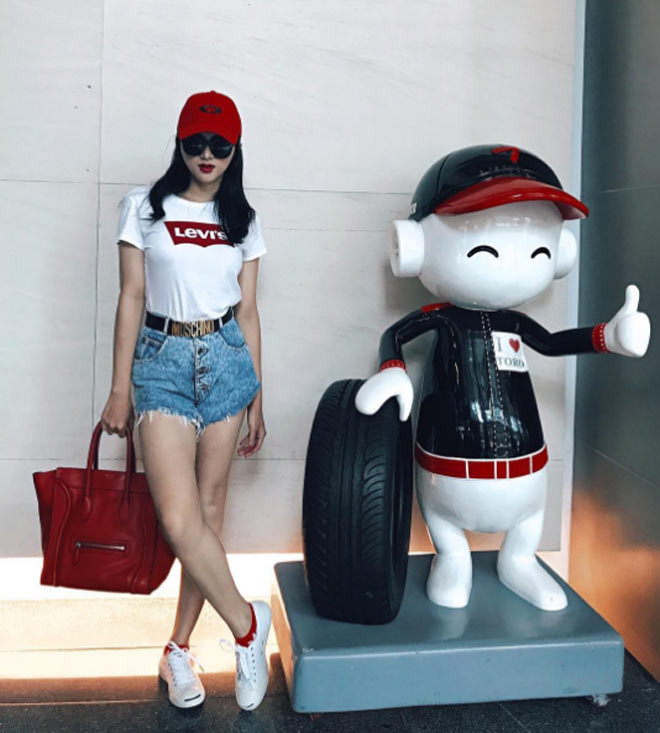 ... Hay áo thun ôm sát là đã đủ đẹp.