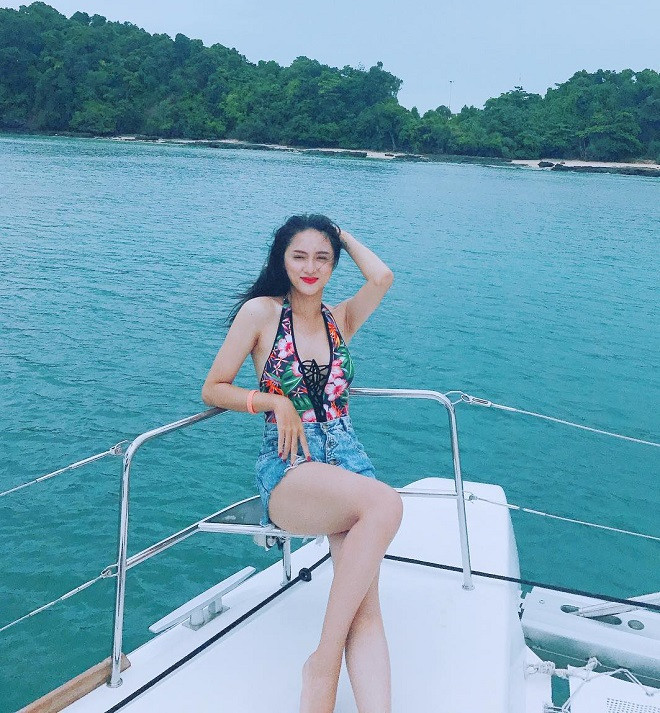 Bên cạnh đó, việc diện áo áo tắm cùng quần short cũng được cô nàng ưa thích. 