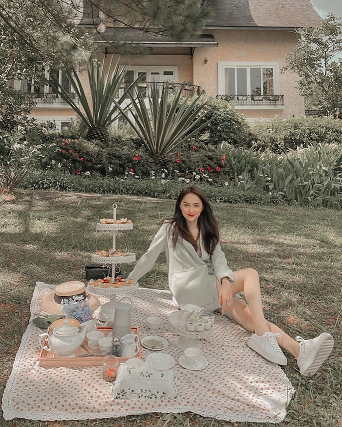 Để không tạo nên sự rối rắm về màu sắc trong bức ảnh, ngay cả những chi tiết như khăn trải trên cỏ, ly hay tách đều được tính toán cẩn thận. 