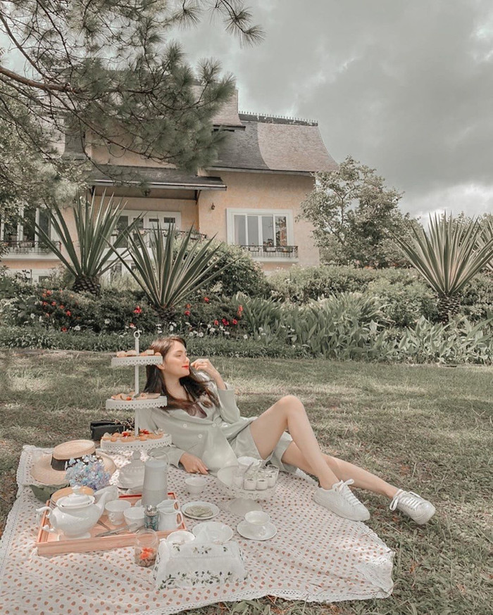 Trang phục theo style 'giấu quần', gồm combo áo phom to rộng cùng quần short là xu hướng được nhiều cô nàng yêu thích bởi vẻ trẻ trung của nó. Đồng thời đây là cách khoe được đôi chân dài miên man. 