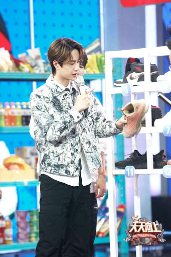 Vương Nhất Bác bị nói 'không kính nghiệp' khi ghi hình 'Thiên thiên hướng thượng' Ảnh 7