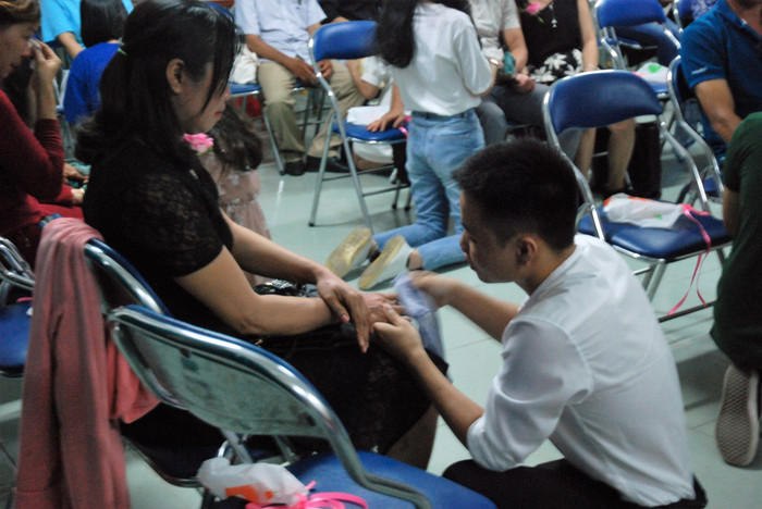 Hình ảnh học sinh thực hiện 'nghi thức lau tay' đầy xúc động cho cha mẹ. Ảnh: VTC News