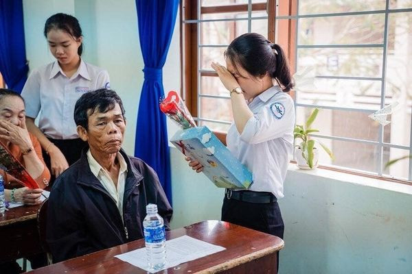 Hình ảnh người bố thợ xây đón nhận đóa hoa tri ân của con gái trong ngày lễ trưởng thành gây xúc động Ảnh 5
