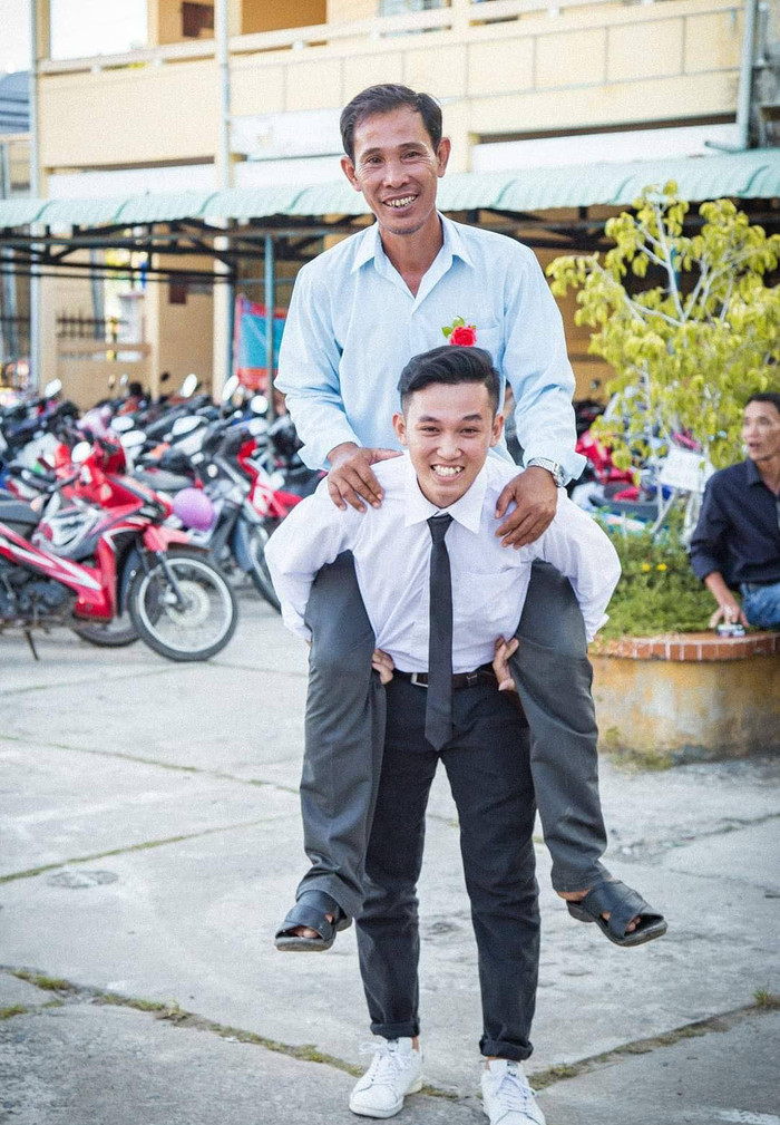 Hình ảnh con cõng cha trên lưng đầy ý nghĩa được bạn Hữu Bằng (học sinh lớp 12, trường THPT Nguyễn Khuyến, thị xã Vĩnh Châu, tỉnh Sóc Trăng) thực hiện trong buổi lễ tri ân và trưởng thành