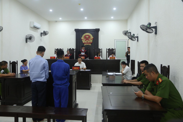 Phiên tòa xét xử hai bị cáo