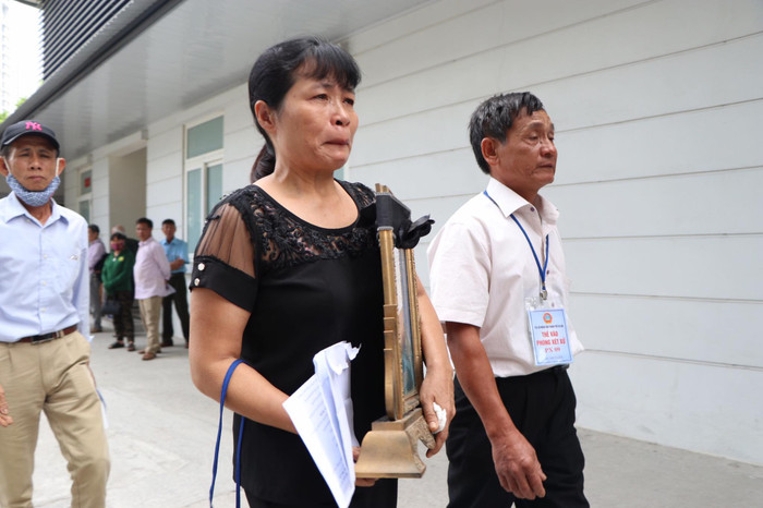 Mẹ nạn nhân ôm di ảnh con trai vào phòng xét xử