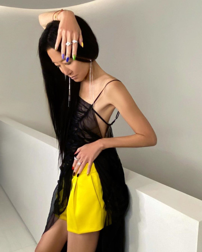 Bộ móng bảy sắc cầu vồng của bà được cho là để ủng hộ cộng đồng LGBT