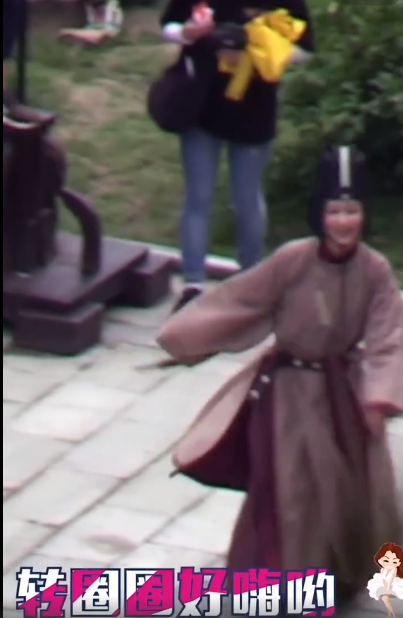 Hình ảnh Dương Tử xoay vòng tròn vui vẻ vì kết thúc ngày làm việc