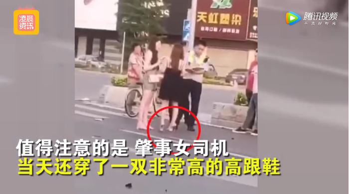 Cô ta vẫn đi giày cao gót trong khi người bạn đi cùng đã hoảng sợ mà tháo ra trước khi xuống xe.