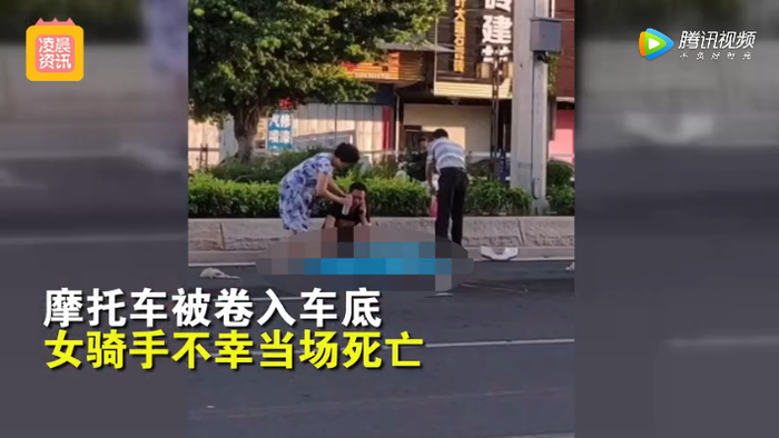 Thi thể nạn nhân trong vụ tai nạn nằm bên lề đường.