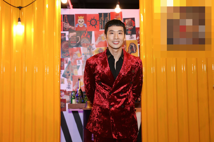 Bởi màu sắc trang phục đã quá nổi bật, nên chỉ cần diện cùng sơ-mi đen đơn sắc phía trong, anh chàng đã tạo nên vẻ ngoài hoàn hảo. 