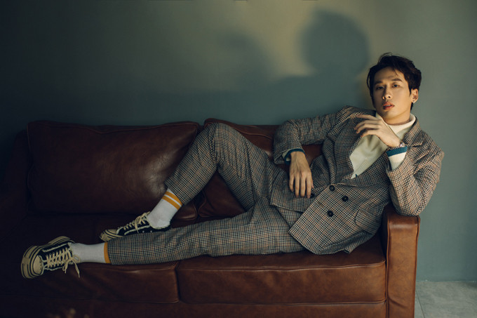 Hay vớ cổ cao, tông màu vàng mustard là điểm sáng trong cả cây suit gam trầm. 