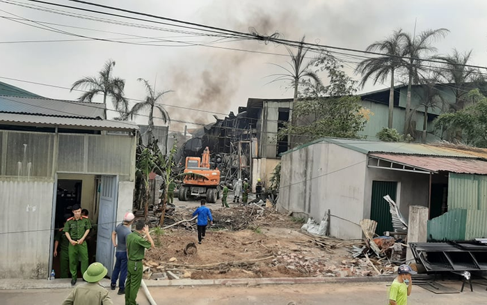 Cảnh sát mệt nhoài nỗ lực dập tắt đám cháy kho hoá chất cực lớn ở Hà Nội, nhiều thùng phuy phát nổ bay lên trời Ảnh 2