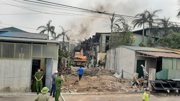 Cảnh sát mệt nhoài nỗ lực dập tắt đám cháy kho hoá chất cực lớn ở Hà Nội, nhiều thùng phuy phát nổ bay lên trời Ảnh 11