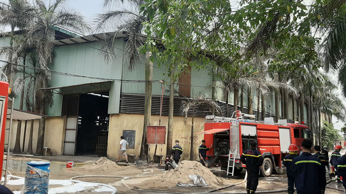 Cảnh sát mệt nhoài nỗ lực dập tắt đám cháy kho hoá chất cực lớn ở Hà Nội, nhiều thùng phuy phát nổ bay lên trời Ảnh 12