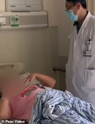 Zhang phải phẫu thuật khẩn cấp vì vỡ mạch máu não sau buổi hát karaoke