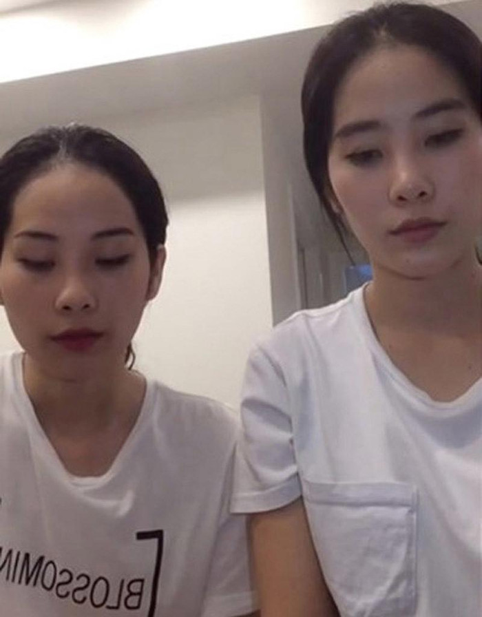 Nếu cùng nhau diện áo trắng, thật sự khó nhận biết đâu là chị, đâu là em. 