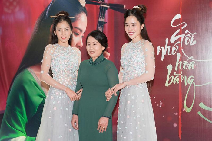 Tuy nhiên, nếu nhìn kĩ có thể nhận thấy, Nam Em (bên trái) có sự ngọt ngào, nhẹ nhàng còn Nam Anh (bên phải) lại có chút cá tính, mạnh mẽ hơn. 