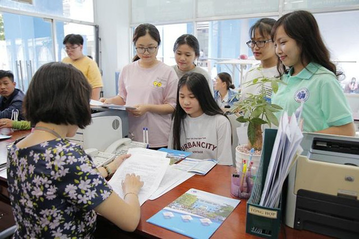 Bên cạnh chuẩn bị cho kỳ thi THPT 2020, các học sinh đang phân vân chọn trường Đại học. Ảnh minh họa