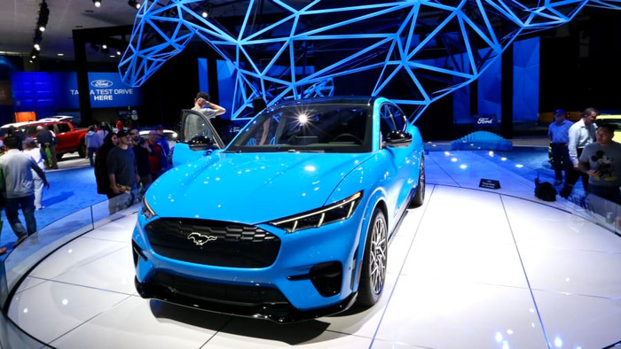 Khách xem chiếc xe điện SUV Mustang Mach-E của Ford tại triển lãm Los Angeles Auto Show 2019 ở Los Angeles, Mỹ. Ảnh: CNBC
