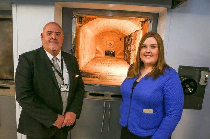 Louise Singer (phải) tại Nhà hỏa táng Bramcote.