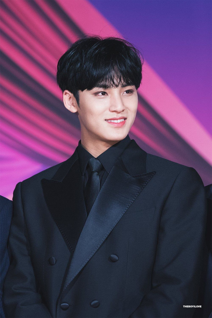 15 khoảnh khắc hài hước của idol bị bắt lại: Đến BlackPink và BTS cũng không né được Ảnh 13