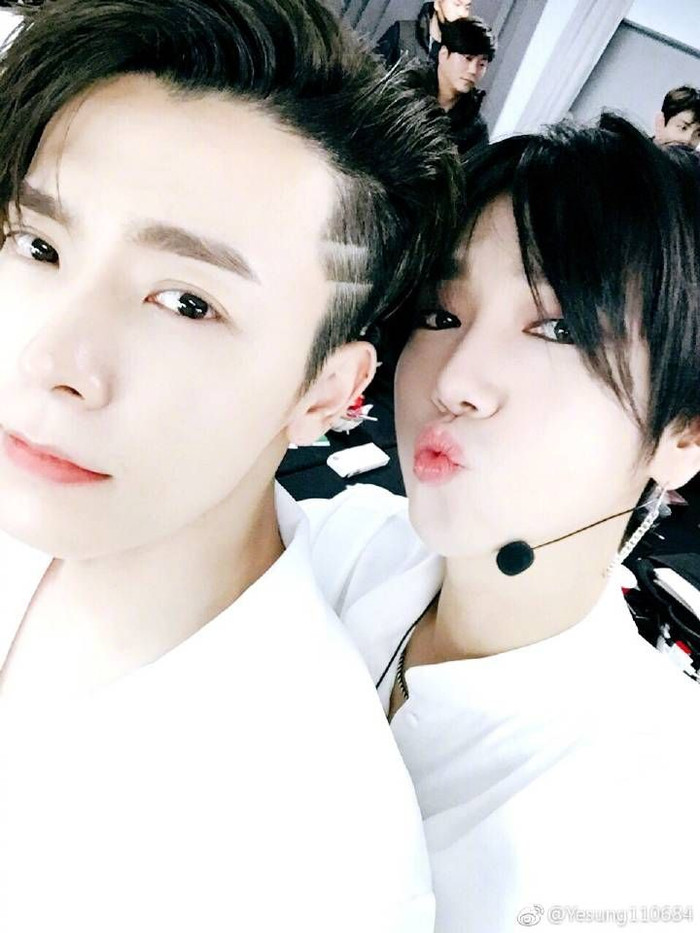 15 khoảnh khắc hài hước của idol bị bắt lại: Đến BlackPink và BTS cũng không né được Ảnh 17