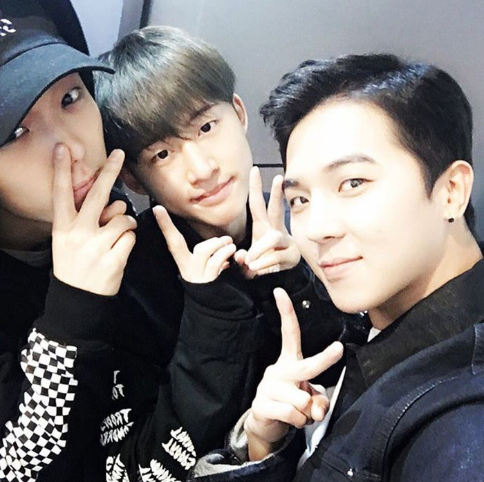 15 khoảnh khắc hài hước của idol bị bắt lại: Đến BlackPink và BTS cũng không né được Ảnh 18