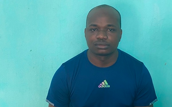 Bắt nam thanh niên nước ngoài cầm đầu đường dây lừa đảo bằng hình thức tặng quà qua mạng Ảnh 2