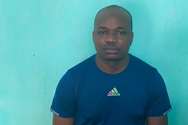 Đối tượng Ajearo Chuckwugekwu Godwin tại cơ quan công an