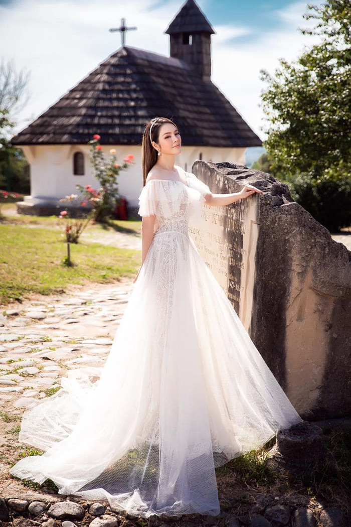 Bởi trang phục đã quá lộng lẫy nên chỉ cần làm tóc, trang điểm đơn giản là mỹ nhân họ Lý đã có được vẽ ngoài hoàn hảo.