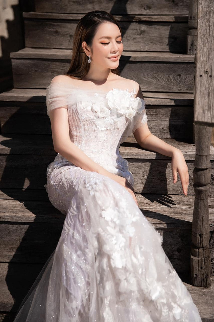 Khoác lên mình chiếc váy cưới được đính kết kì công, Lý Nhã Kỳ khoe được hết dáng vóc nuột nà của mình. 