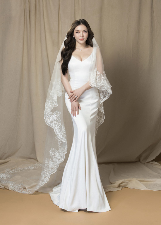 Từ kiểu váy cổ chữ V xẻ sâu, kiểu tóc uốn nhẹ nhàng, quý phái... 