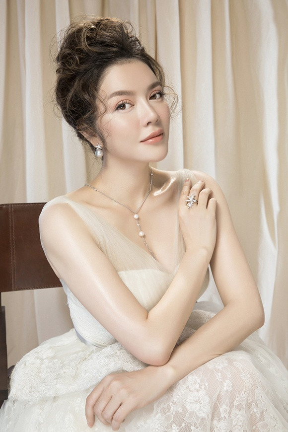 Hay vấn cao, sử dụng hoa tai, vòng cổ làm điểm nhấn đều là những gợi ý rất hay của nữ diễn viên. 