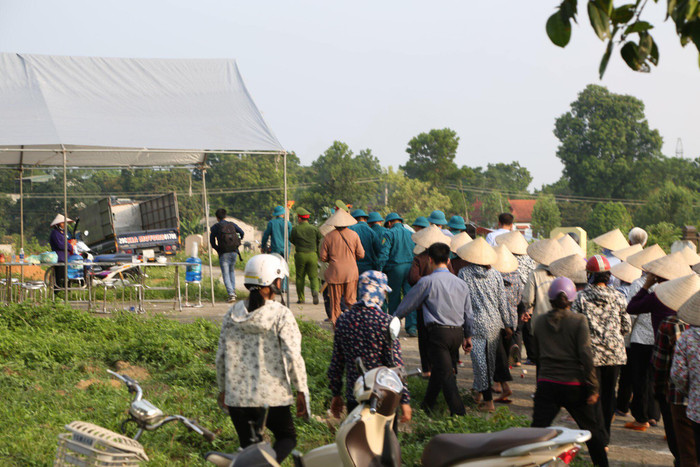 Rơi nước mắt đám tang lặng lẽ của bé trai bị mẹ bỏ rơi xuống hố gas: An nghỉ nhé bé An… Ảnh 3